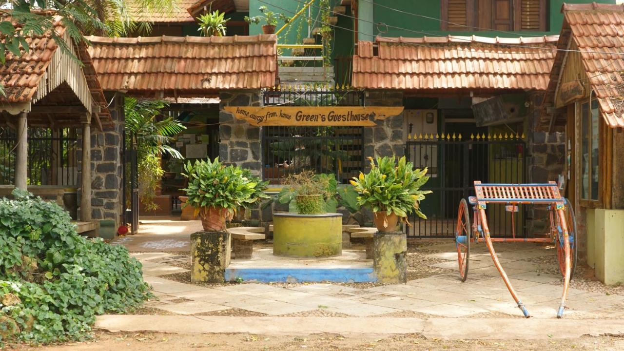 Green'S Guest House Auroville Esterno foto