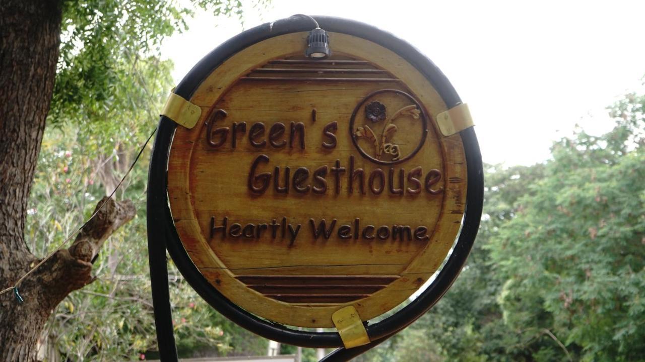 Green'S Guest House Auroville Esterno foto